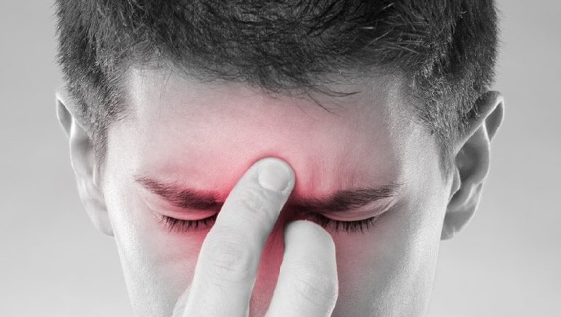 Почему болят глаза и голова: причины и способы облегчить дискомфорт
